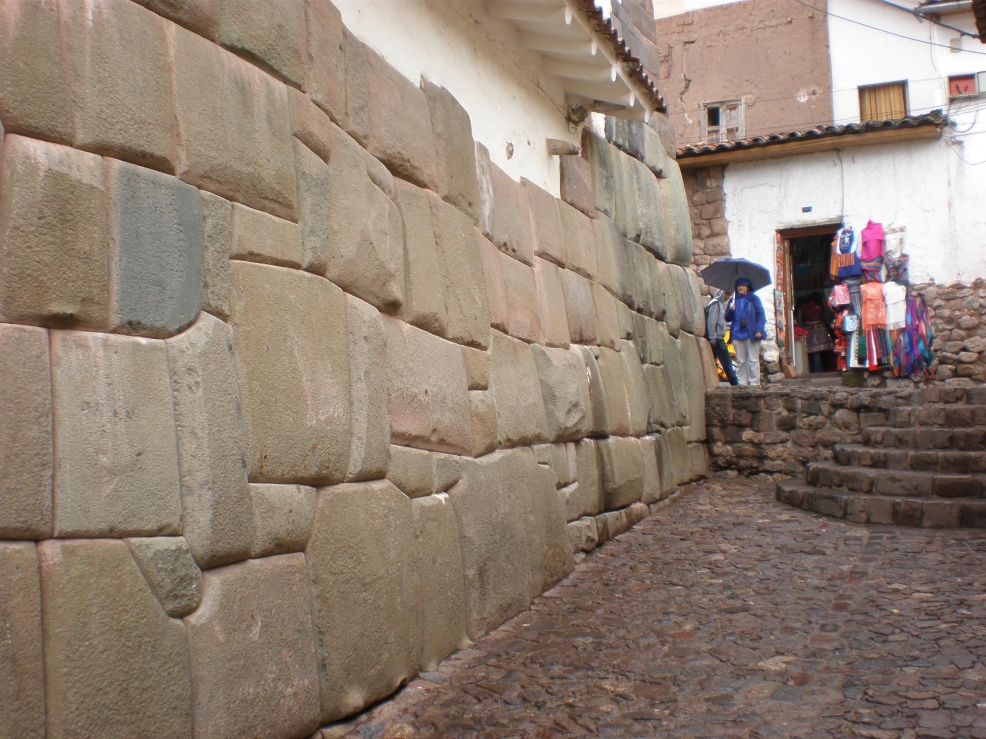 Vestiges de murs incas
